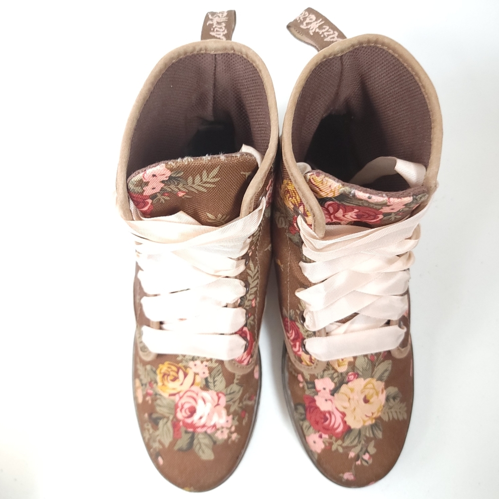 Dr. Martens Shoreditch Victorian Floral Boots - Picture 3 of 12